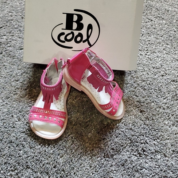 Sandals - Picture 1 of 7